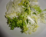 Foto del paso 1 de la receta: Ensalada de canónigos y escarola con atún