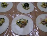 Foto del paso 6 de la receta: Empanadillas con verdeo, jamón, queso y huevo batido