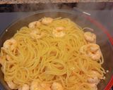 Foto del paso 4 de la receta: Espaguetis con langostinos al ajillo