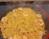 Foto del paso 4 de la receta: Espaguetis con langostinos al ajillo