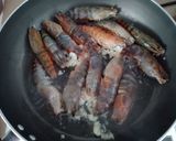 Hình bước làm 2 của món Tôm lóng rim mặn ngọt