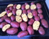 Une image de l'étape 5 de Pommes de terre roses grillées aux épices espagnoles.
