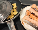 Foto del paso 4 de la receta: Salmón con patatas y champiñones