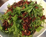 Une image de l'étape 4 de Roquette aux tomates séchées,copeaux de comté affiné et herbes aromatiques.