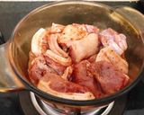 Hình bước làm 1 của món Thịt Ba Rọi Kho Mắc Khén