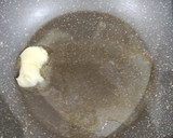 Foto del paso 4 de la receta: Bacalao Skrei con Mantequilla de Miso al limón y Cebolla caramelizada