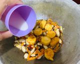 Foto langkah ke 5 dari resep Tumis Tofu Jamur Shitake.