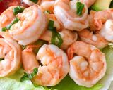 Hình bước làm 3 của món Salad Tôm Xào Tỏi Rau Quả Sốt Mù Tạt