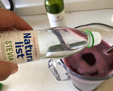Foto del paso 3 de la receta: Cóctel de vino con cerezas y frutillas