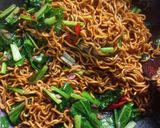 Foto langkah ke 6 dari resep Mie goreng udang.