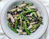 Foto del passaggio 7 della ricetta Gnocchi di tofu al grano saraceno ed erbe aromatiche con ragù di funghi, asparagi e noci