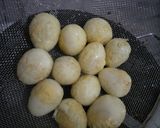 A picture of step 2 of Telur Puyuh Balado (Quail Eggs with Balado Sauce).