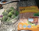 Foto del paso 1 de la receta Burritos de salmón y verduras (brócolis, zanahorias y aguacate)