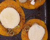 Une image de l'étape 4 de Tartine de butternut chèvre miel et pignon de pin.