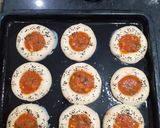 صورة لخطوة 3 من وصفة ميني بيتزا 🍕