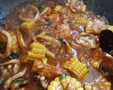 Foto langkah ke 5 dari resep Udang Cumi Saus Padang.