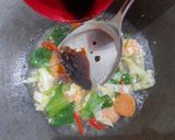 Foto langkah ke 5 dari resep Mie Goreng Udang Bakso Homemade ala Jesslyn Orlane 🍜🔥.