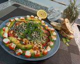 Foto del paso 2 de la receta: Ensalada templada de angulas🥗, tomate🍅 y aguacate 🥑