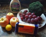 Foto del paso 1 de la receta: Ensalada con uvas, manzanas, brócoli y queso amarillo