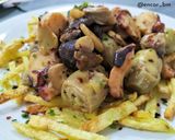 Foto del paso 6 de la receta: Wok de alcachofas, setas y pulpo, con patatas paja
