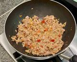 รูปขั้นตอนการทำที่ 2 ของ กะเพราหมูสับหมูยอ
