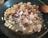 Foto del paso 2 de la receta: Arroz con calamares y alubias