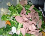 Foto langkah ke 6 dari resep Ca Brokoli Sosis Saus Mentega.