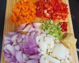 Foto del paso 1 de la receta: Sopa súper saludable con verduras, lentejas rojas y miso