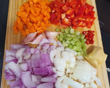 Foto del paso 1 de la receta: Sopa súper saludable con verduras, lentejas rojas y miso