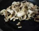 Foto del paso 1 de la receta: Omelette de champiñones, cebolla y queso (optativo)