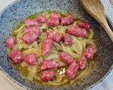 Foto del paso 2 de la receta: Salteado de salchichas con pimientos tricolor