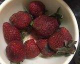 A picture of step 1 of Strawberry-Apple smoothie with cinnamon powder.
