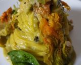 Foto del passaggio 8 della ricetta Tagliolini, crema di zucchine e pinoli con fiori croccanti