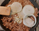 Foto del paso 3 de la receta: Carne deshebrada a la mexicana