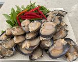 A picture of step 1 of Stir Fried Clam with Sweet Basil (Thai Basil).