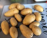 Une image de l'étape 1 de Purée de pommes de terre à l'oignon de roscoff, ail confit et beurre aux cristaux de sel.