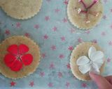 Foto del paso 6 de la receta: Galletas con flores y aroma a limón