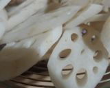 A picture of step 2 of Lotus roots with black pepper.