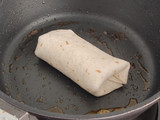 Burrito casero de carne picada y cheddar