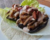 Foto del paso 6 de la receta: Wrap de berenjena🍆, salchicha🍖y carne de cerdo🥓en salsa de miel y ajo🌯🌮🧄