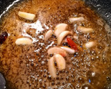 Foto del paso 3 de la receta: Huevos rotos con gulas y langostinos