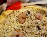 Foto del paso 6 de la receta: Tarta salada de masa quebrada con champiñones y gambitas