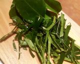 Foto langkah ke 2 dari resep Nasi Cumi Daun Jeruk.
