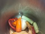 Sopa de pollo casera en olla