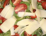 Foto del paso 2 de la receta: Ensalada de rúcula, tomates cherry y parmesano