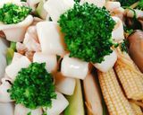 Hình bước làm 2 của món Mực xắt hoa cúc xào rau củ
