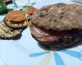 Foto del passaggio 8 della ricetta Puccia integrale estiva con pesto di basilico melanzane grigliate e speck