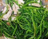 Hình bước làm 2 của món Canh tôm nấu rau muống, nấm đùi gà