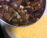 Foto del paso 5 de la receta: Tortilla de setas silvestres y cebolla roja