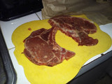 Chuletas de cerdo en crema de hongos y chorizo con puré de papas